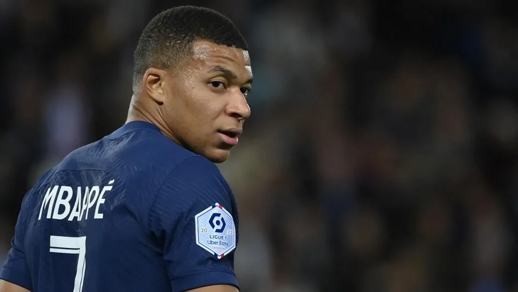 Mbappé prend une décision radicale Kylian Mbappé en action sur le terrain de football.