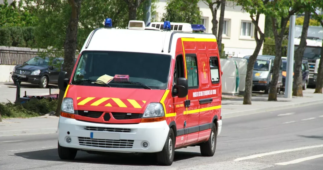 Véhicule de secours en action Véhicule de secours rouge avec sirènes en service.