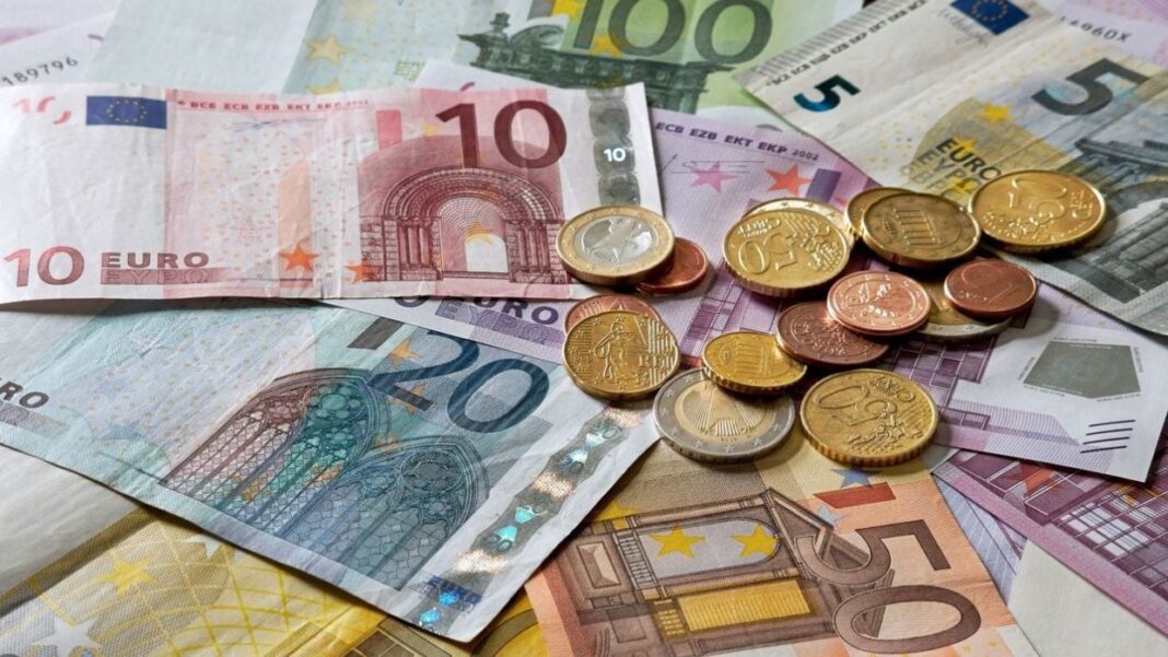 Découvrez ce métier méconnu qui peut rapporter jusqu’à 5000 euros par mois Billets et pièces en euros sur fond de billets en dinar algérien.