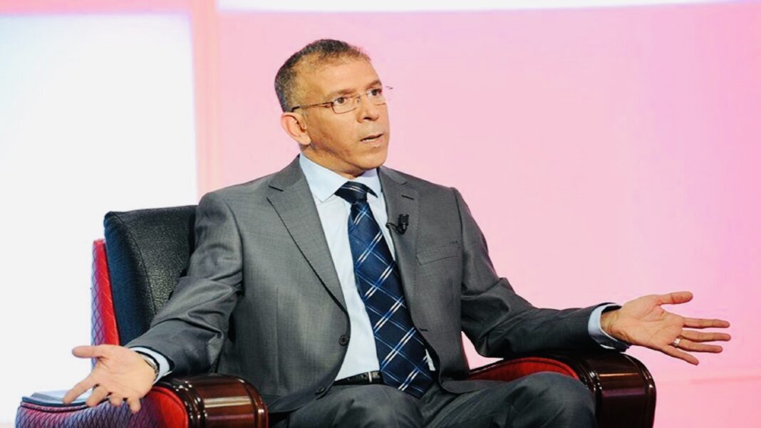 Urgent ! Hafid Derradji annonce le nouvel entraîneur de l’équipe d’Algérie Hafid Derradji en costume lors d'une interview télévisée.