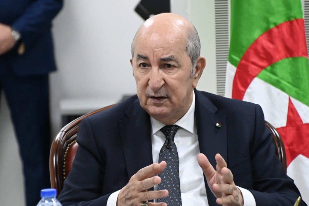 Président Tebboune : la Chine va investir 36 milliards de dollars en Algérie Abdelmadjid Tebboune, président algérien, en discussion lors d'une réunion officielle.
