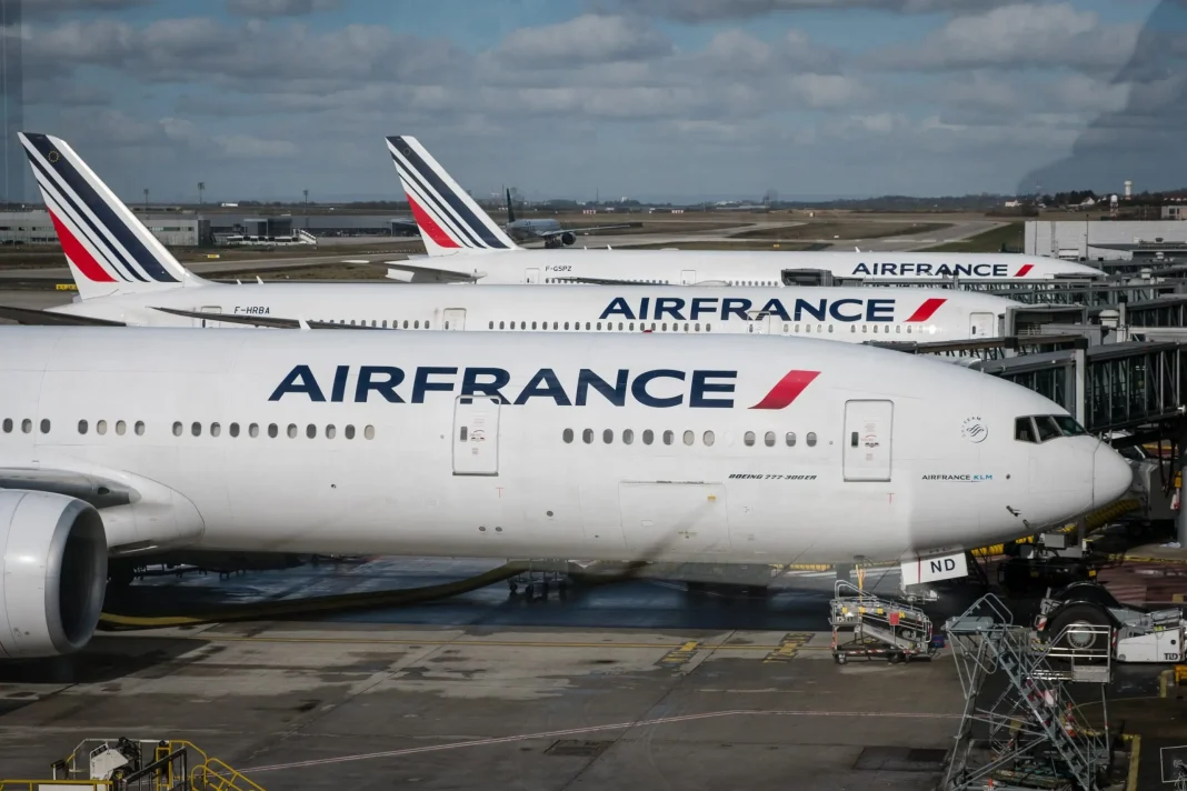 Air France baisse ses prix pour les vols vers l’Algérie Avions Air France stationnés à l'aéroport avec ciel nuageux.