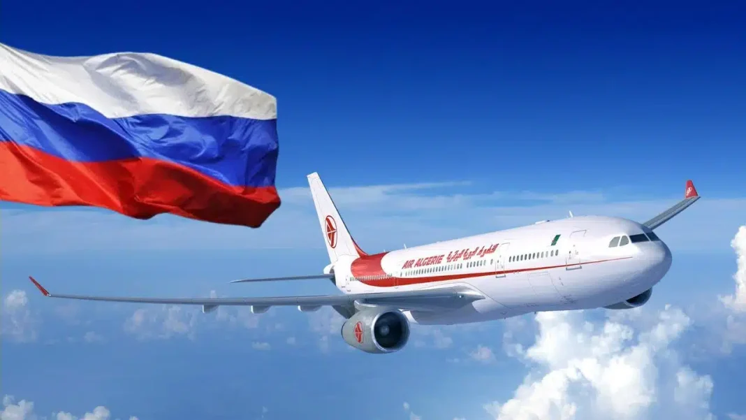 Avion d'Air Algérie en vol avec drapeau russe en arrière-plan.