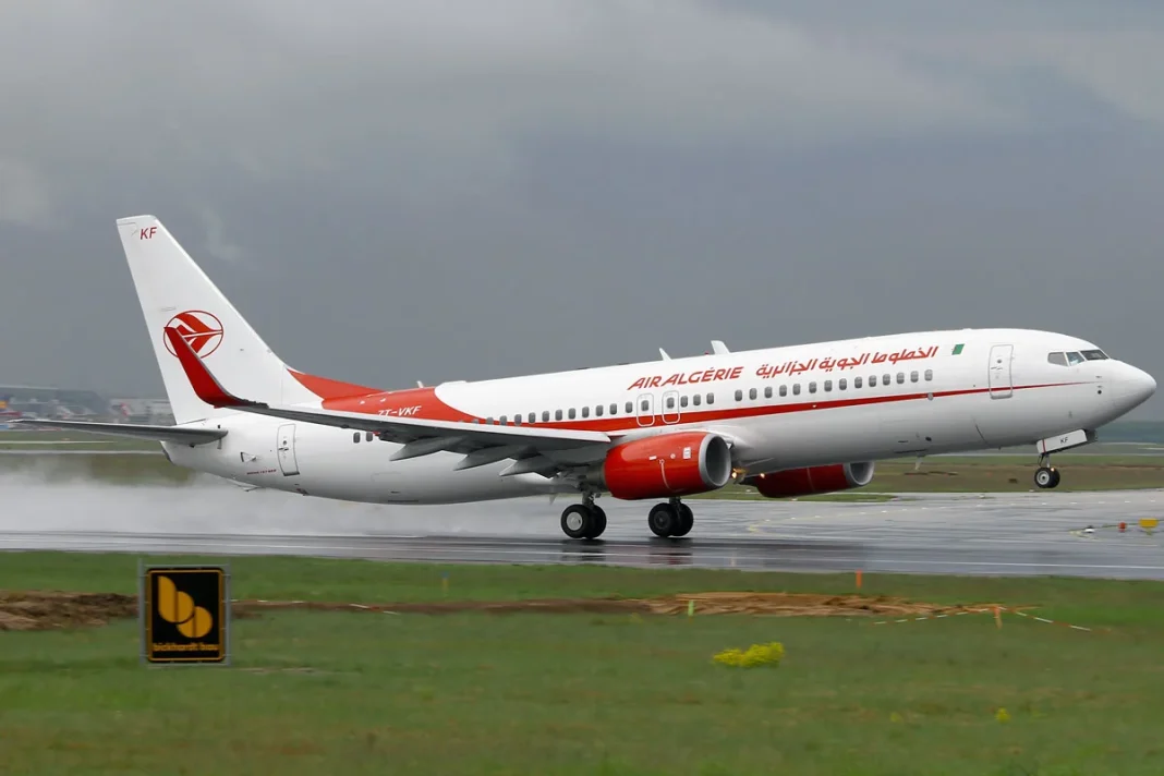 Air Algérie : encore un pas dans l’acquisition de 15 avions Avion d'Air Algérie en train d'atterrir sous une pluie battante.