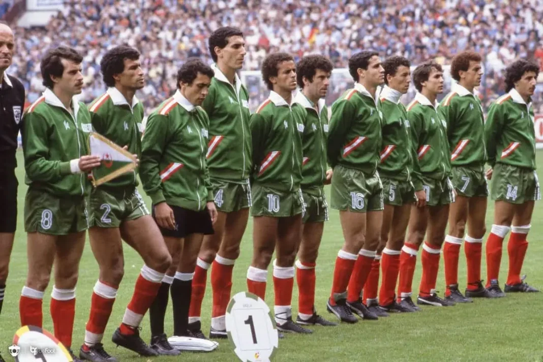 Souvenez-vous ! Mondial 1982 : l’Algérie écrit un épisode de l’histoire (Un premier pour l’Afrique) L'équipe d'Algérie lors de la Coupe du Monde 1982, prête pour le match historique.