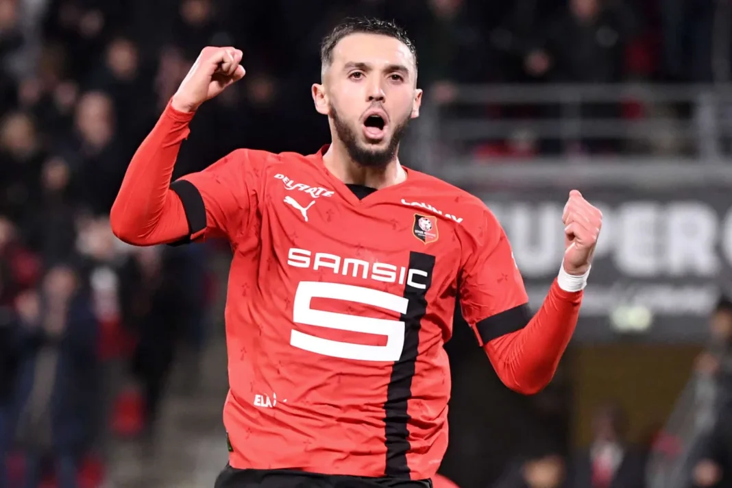 Amine Gouiri célèbre après avoir marqué un but pour l'OL.