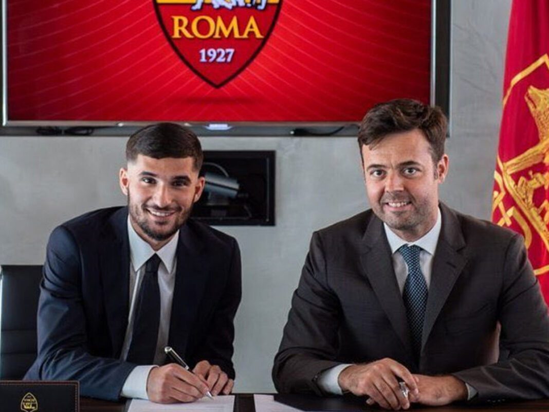 Houssem Aouar à l’AS Roma : un défi de taille pour le Fennec. Houssem Aouar signe avec l’AS Roma lors d’une conférence de presse.