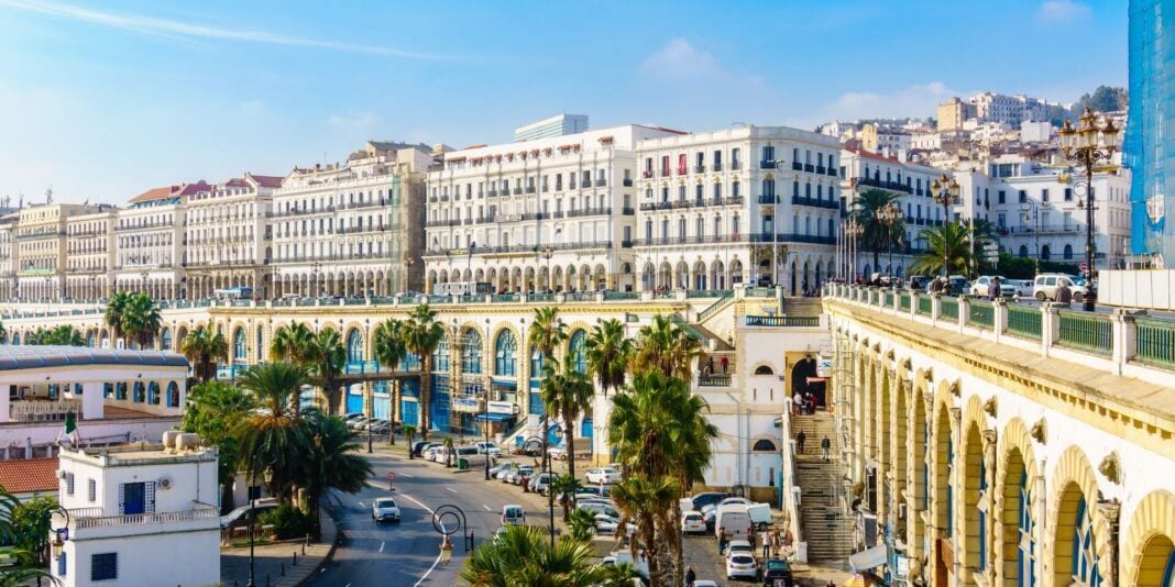 Alger : Certains habitants sont sommés de libérer leur domicile à cause de… Vue du centre-ville d'Alger avec bâtiments historiques et palmiers.