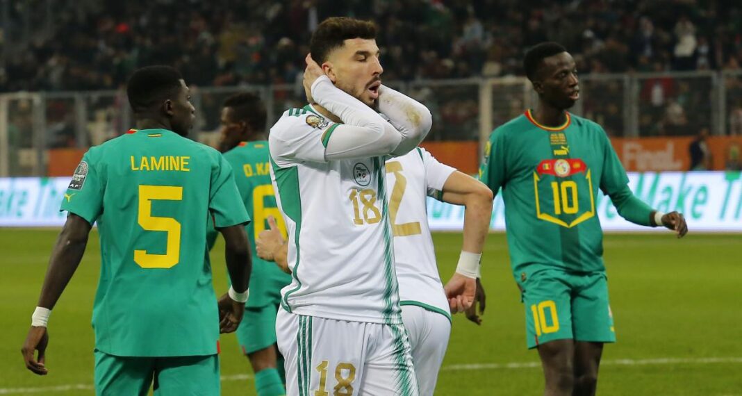 Aymen Mahious en pleine action sur le terrain de football.