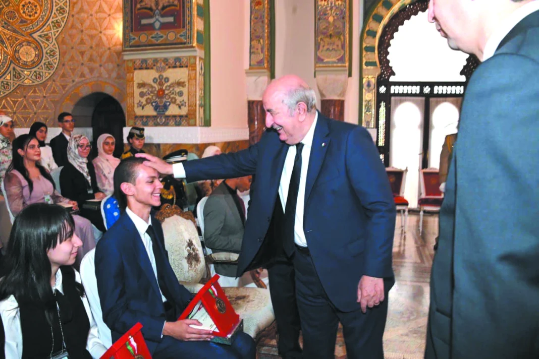 BAC et BEM en Algérie : Tebboune distingue les meilleurs Président algérien félicite des étudiants lors d'une cérémonie officielle.