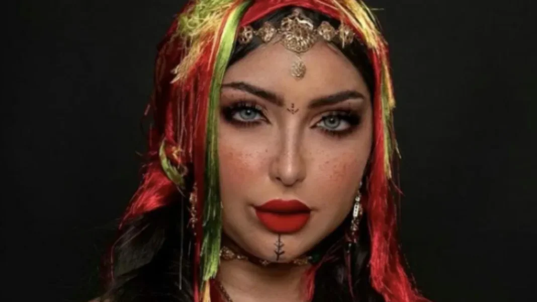 Dounia Batma reçoit une gifle de YouTube Dounia Batma avec maquillage et coiffure colorés et un style unique.