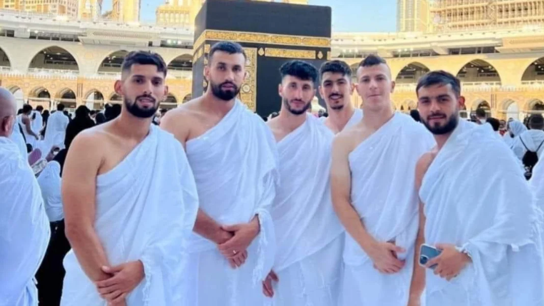 Photos : Les joueurs de Belouizdad exécutant les rituels de la Omra Groupe de joueurs de Belouizdad en vêtements blancs lors de la Omra.