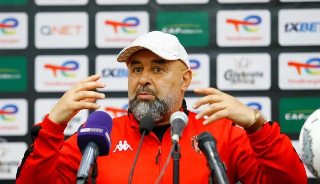Ben Cheikha : La Coupe de la CAF nous fait convoiter la Ligue des champions Ben Cheikha parle lors d'une conférence de presse avec microphones.