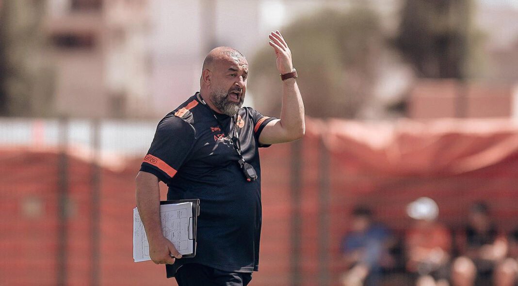 Abdelhak Benchikha en chemin pour le Maroc ? Enfin, la vérité éclate. Entraîneur Abdelhak Benchikha donnant des instructions sur le terrain.