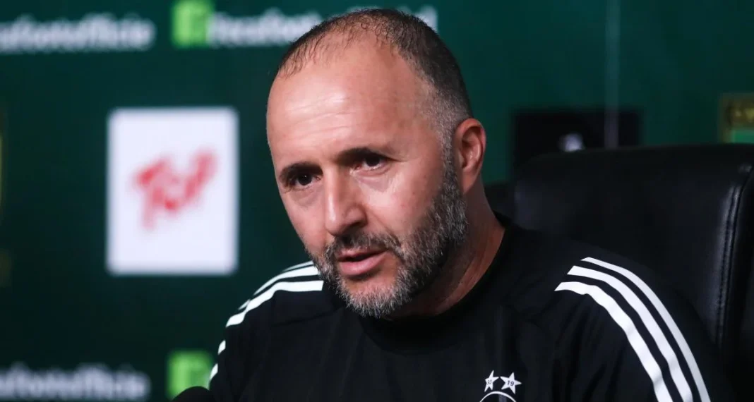 Djamel Belmadi, entraîneur de l'équipe nationale algérienne, lors d'une conférence.