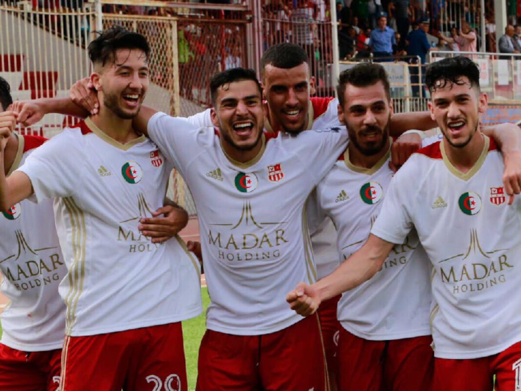 Le CR Belouizdad célèbre son 10e titre de Champion d’Algérie de cette façon. Joueurs du CR Belouizdad célébrant leur victoire en Champion d’Algérie.
