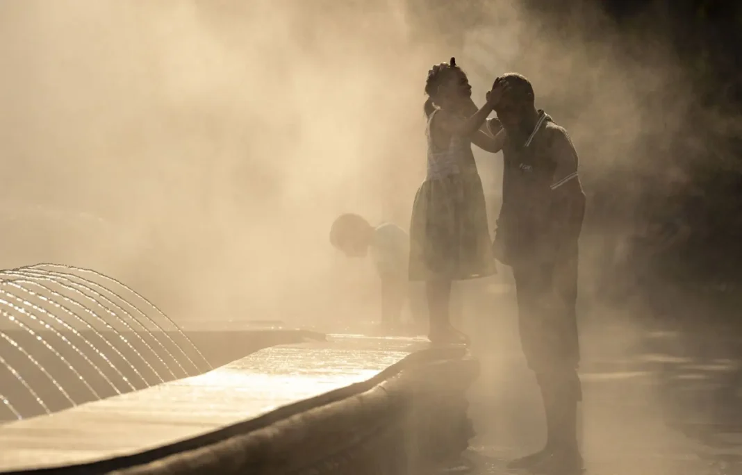 Canicule en Algérie : les Algériens vivent l’enfer sur terre Couple profitant d'une source chaude sous la brume en Algérie.