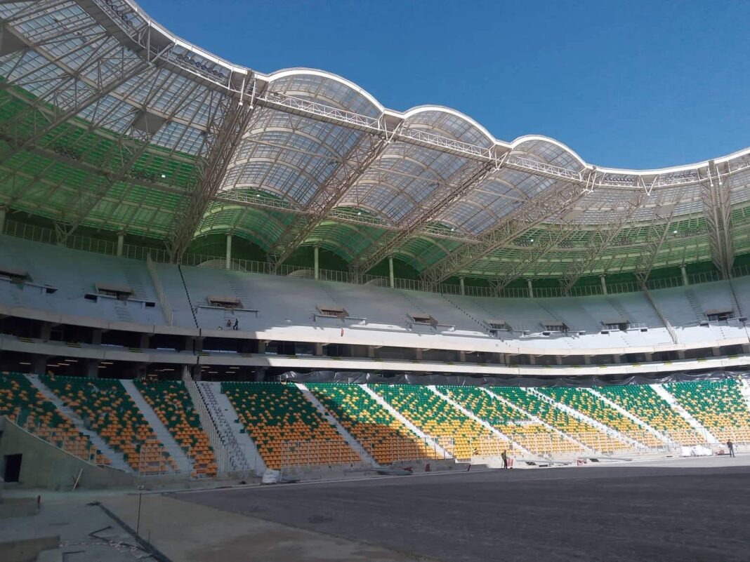 Nouveau stade de Tizi Ouzou Stade moderne de Tizi Ouzou avec architecture innovante.
