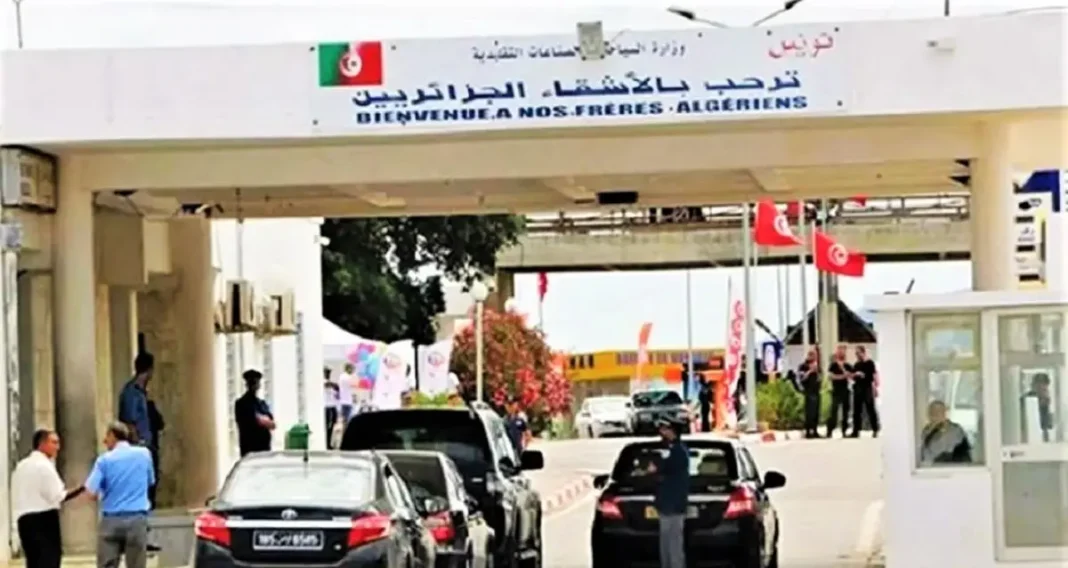 Urgent ! Cette frontière tunisienne a été bloquée à cause de… Entrée de la frontière tuniso-algérienne avec drapeaux et véhicules.