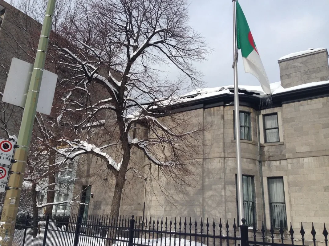 Important ! Le consulat Général d’Algérie à Montréal annonce. Bâtiment du consulat d'Algérie à Montréal avec drapeau algérien.