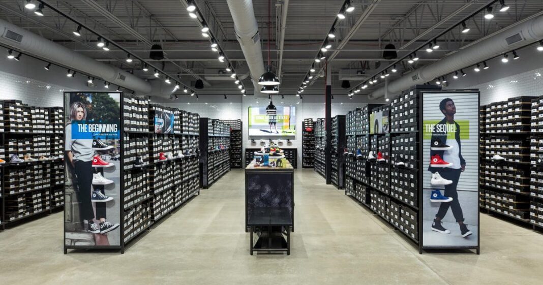 C’est officiel ! La marque Converse est en Algérie. Magasin de chaussures avec rayons bien organisés et affiches promotionnelles.