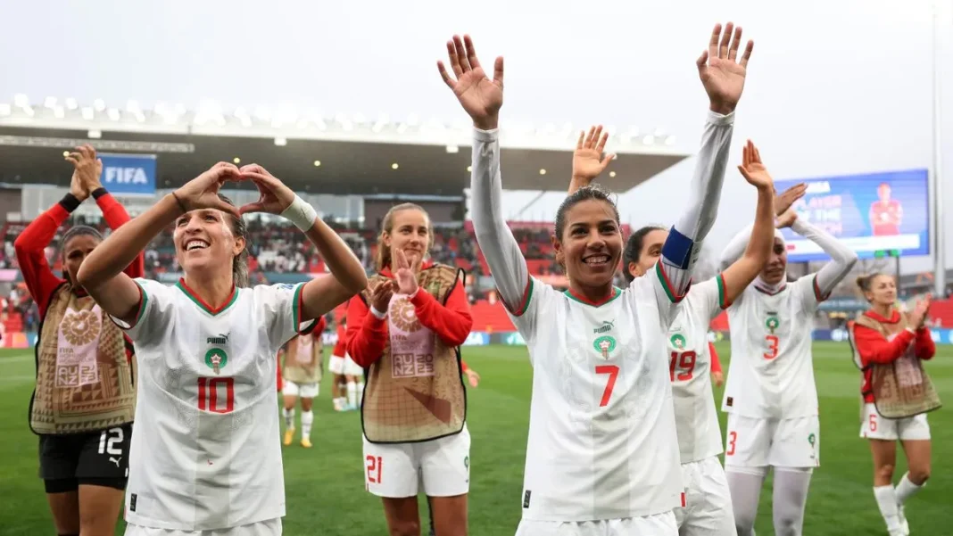 Coupe du monde (F) : après avoir reçu 6-0, le Maroc tente de sauver l’honneur Équipe féminine du Maroc célébrant leur victoire après un match de Coupe du Monde.