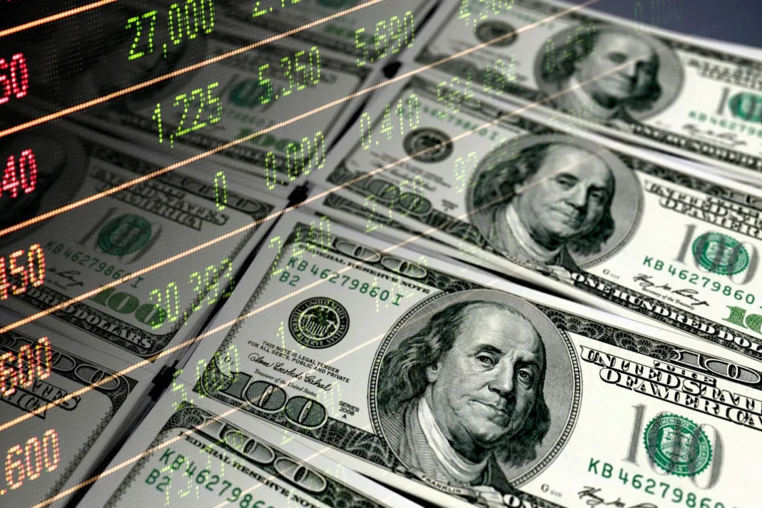 Crise économique : La Banque mondiale alerte. L’Algérie en proie à une épée de Damoclès. Billets de dollar américain et chiffres de marché financier.