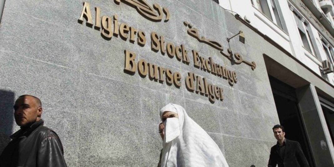 Bourse d’Alger : une performance réalisée parmi les bourses arabes au cours du premier trimestre de 2023 Façade de la Bourse d’Alger avec le logo et des personnes devant.