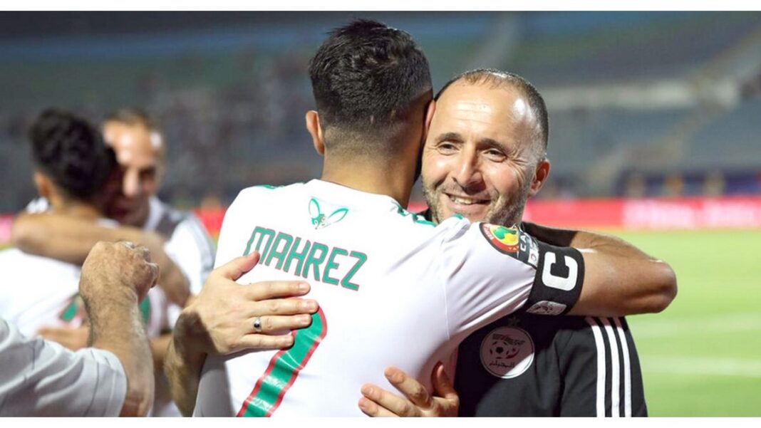 Djamel Belmadi, futur entraineur de Mahrez ? Les dés sont lancés ! Riyad Mahrez et l'entraîneur se félicitent après un match de football.