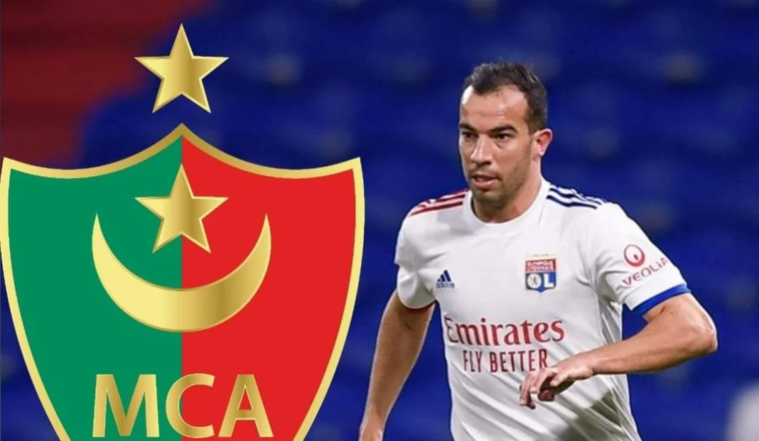 Algérie : Djamel Benlamri revient au pays Djamel Benlamri en action avec le maillot de l'Olympique Lyonnais.