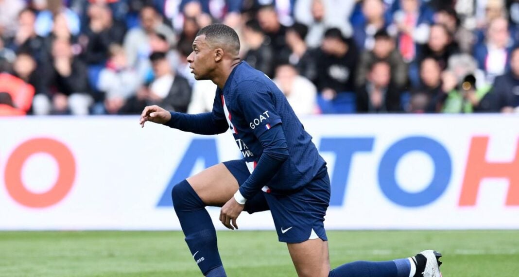 Dossier Kylian Mbappé au Réal Madrid : Un nouveau pavé jeté dans la marre. Kylian Mbappé en action sur le terrain de football.