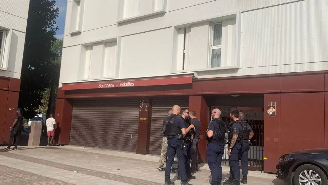 Intervention policière à Grigny Policiers en intervention devant un commerce fermé à Grigny.