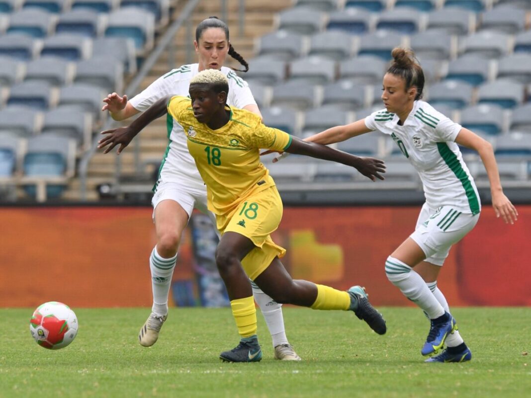 Eliminatoire/CAN 2024: L’Algérie connait désormais ses adversaires. Les voici. Trois joueuses de football en action lors d'un match en Algérie.