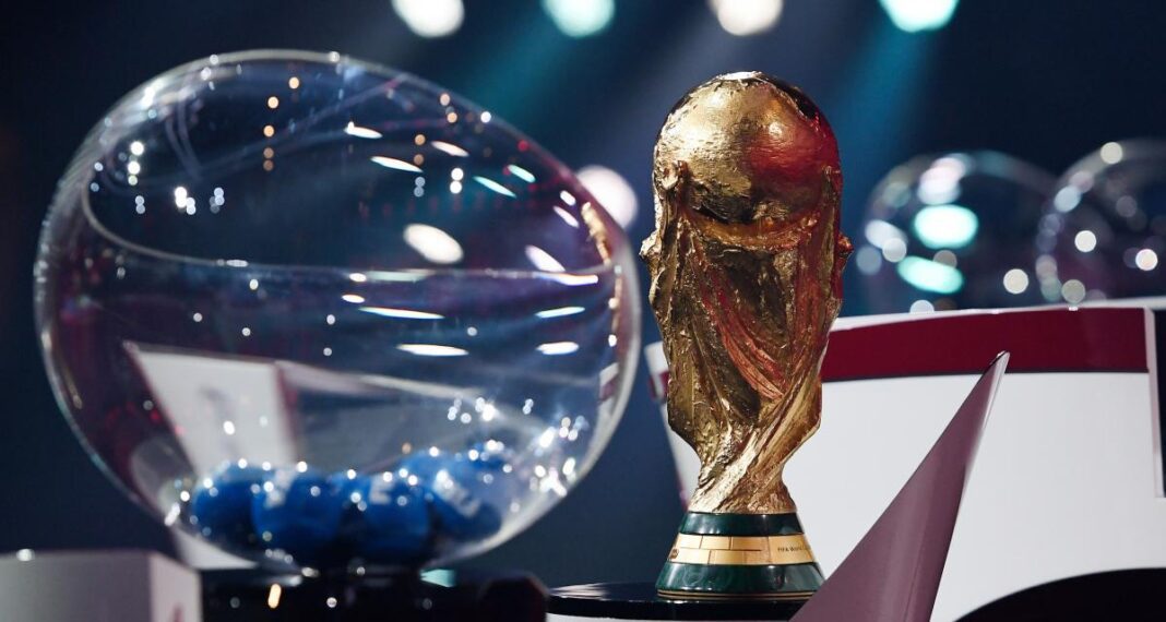 Éliminatoire/Coupe du Monde 2026 : Enfin, la nouvelle date connue. Trophée de la Coupe du Monde 2026 sur scène avec éclairages.
