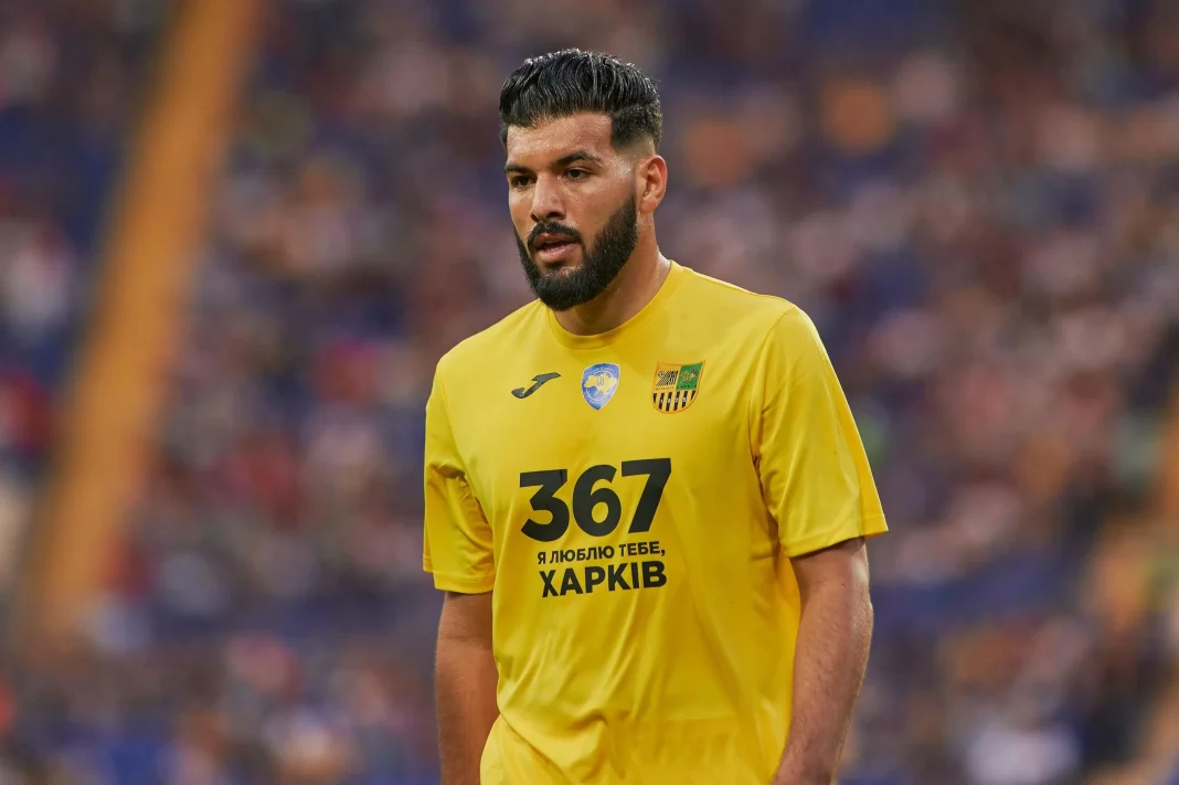Algérie : ce joueur veut aussi revenir au pays ! Joueur de football ukrainien portant maillot jaune sur le terrain.