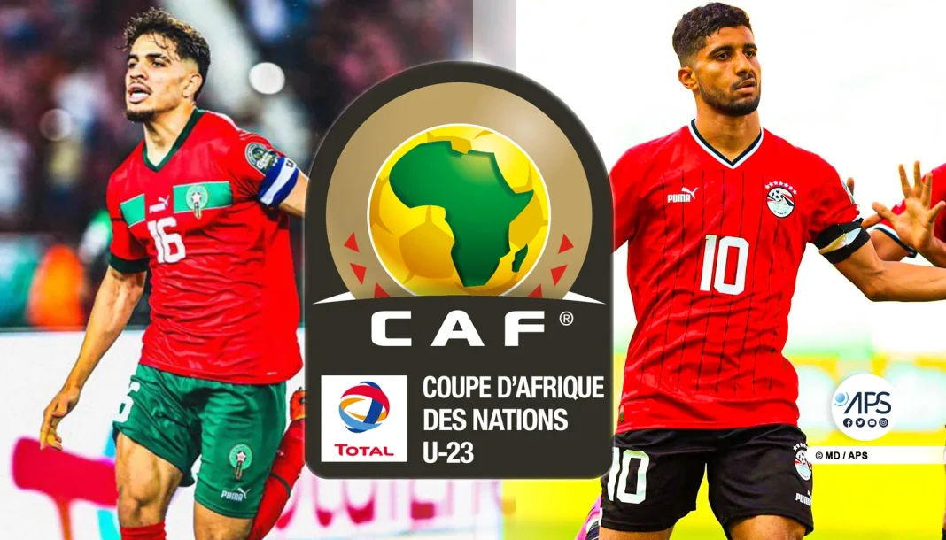 Joueurs marocain et égyptien lors d'un match de football U23.
