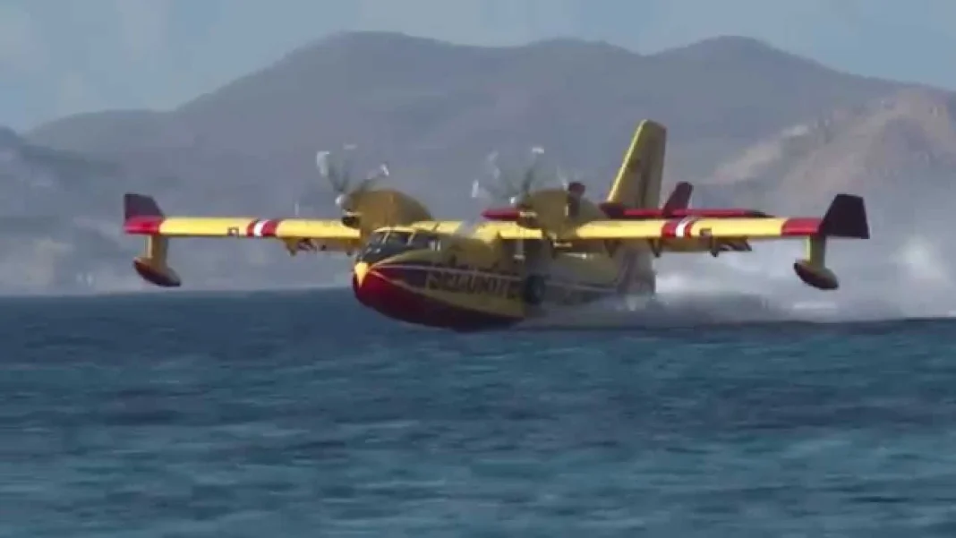Incendie en Algérie : Le Maroc vient en aide, le régime algérien refuse. Hydravion de lutte contre les incendies en action sur la mer.
