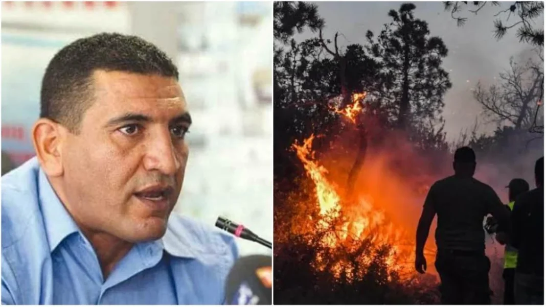 Incendies en Algérie : Karim Tabbou crie l’« incompétence » du gouvernement Karim Tabbou lors d'une conférence, incendie dans la forêt en arrière-plan.