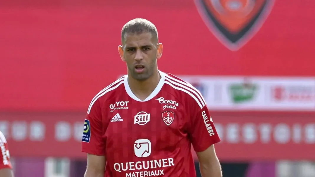 Islam Slimani en action lors d'un match Islam Slimani en maillot rouge lors d'un match de football.