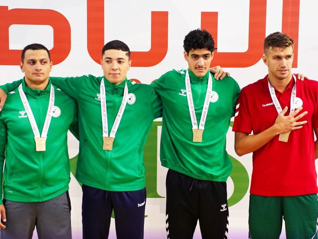 Médaillés d'or en gymnastique aux Jeux arabes 2023 Groupe de gymnastes masculins algériens avec médailles d'or.
