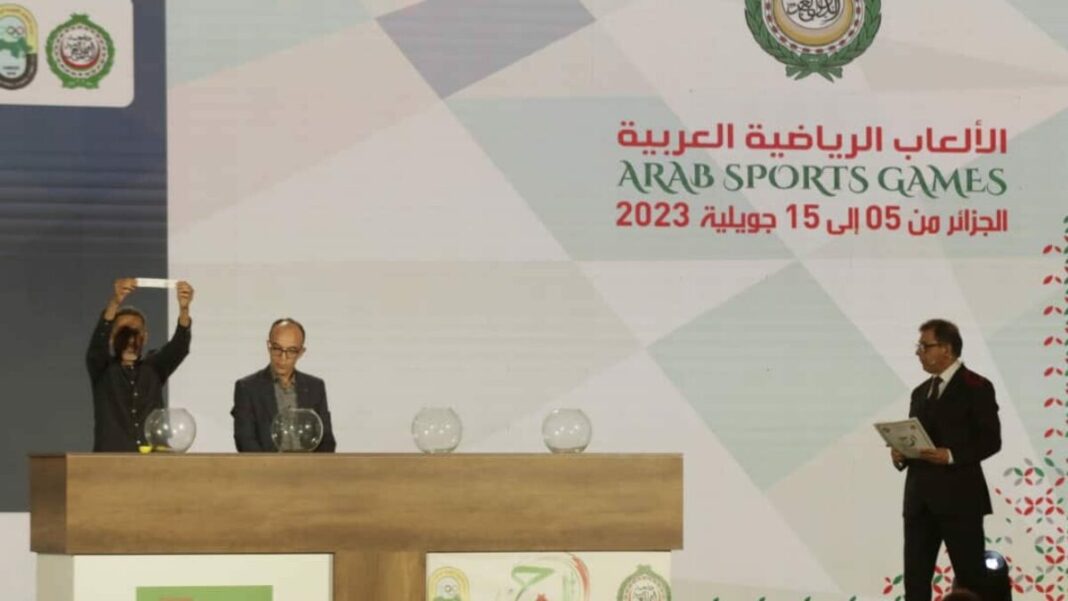 Jeux sportifs arabes 2023 : Un athlète en a assez de la générosité des algériens. Trois hommes lors de la cérémonie d'ouverture des Jeux sportifs arabes 2023.