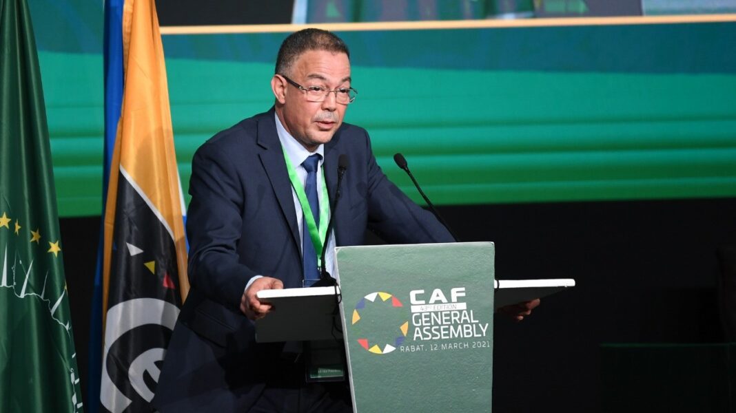 L’Algérie entreprend une démarche médiatique stérile. Homme en costume parlant lors d'une conférence à l'Assemblée Générale CAF.