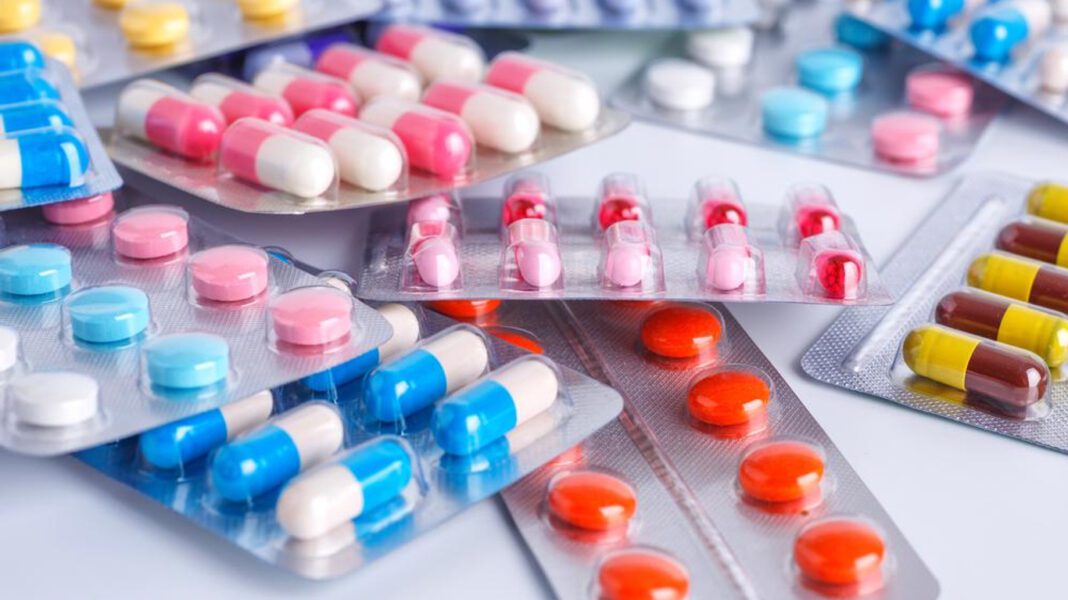 L’Algérie sur le point de produire des médicaments anticancéreux. Blisters de médicaments colorés pour traitement médical.