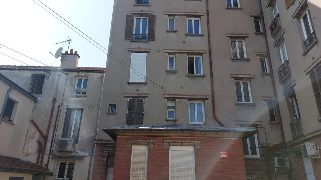 France : Après six mois d’absence une algérienne retrouve un cadavre dans sa cuisine Façade d'un immeuble résidentiel avec fenêtres et balcons.