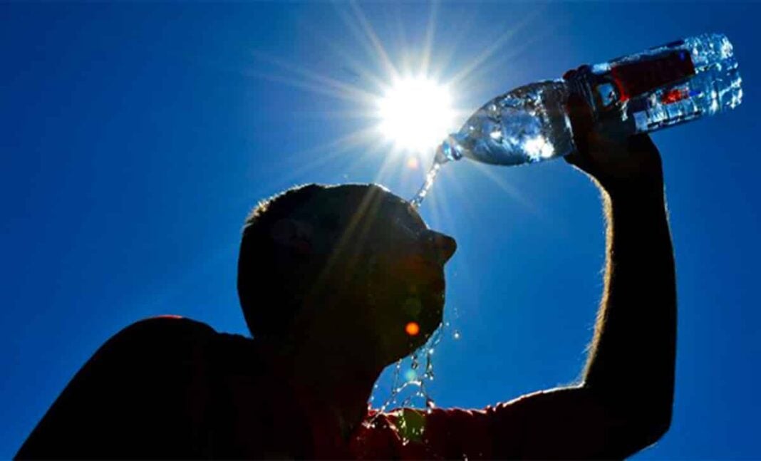 Alerte ! La chaleur est à son comble dans ces villes d’Algérie. Quelques mesures pour se protéger. Homme s'hydratant lors de forte chaleur en Algérie.