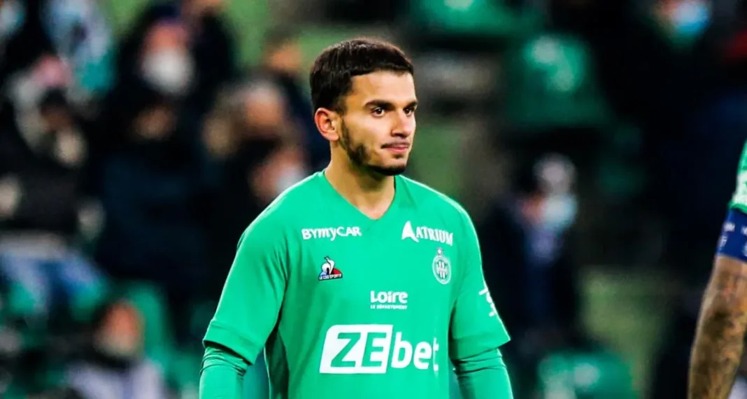 Lamine Ghezali fait son choix entre la France et l’Algérie Lamine Ghezali en maillot vert lors d'un match de football.