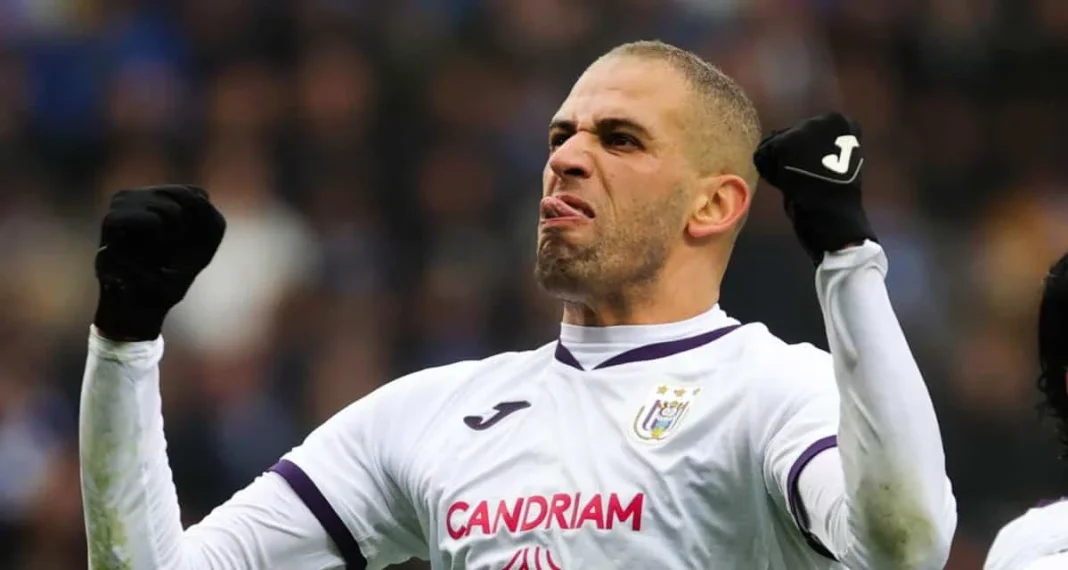 Islam Slimani célèbre sa performance sur le terrain.
