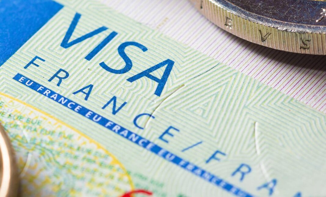 Voici les raisons du refus de visa par le Consulat de France Visa France avec pièces de monnaie à côté, image claire et informative.