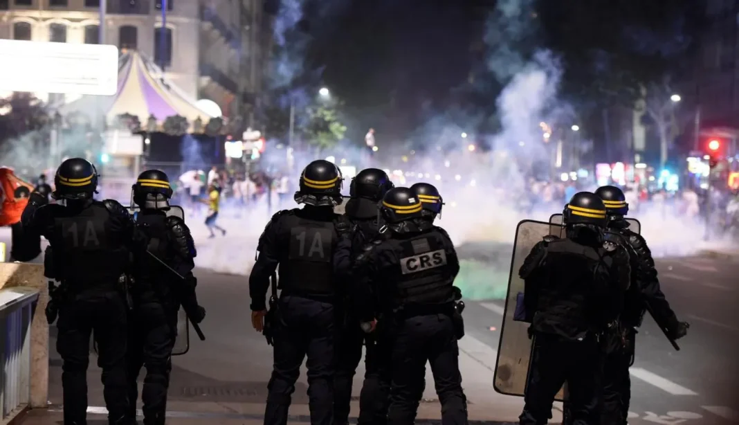 Tensions lors d'une manifestation à Lyon Policiers en intervention lors d'une manifestation à Lyon.
