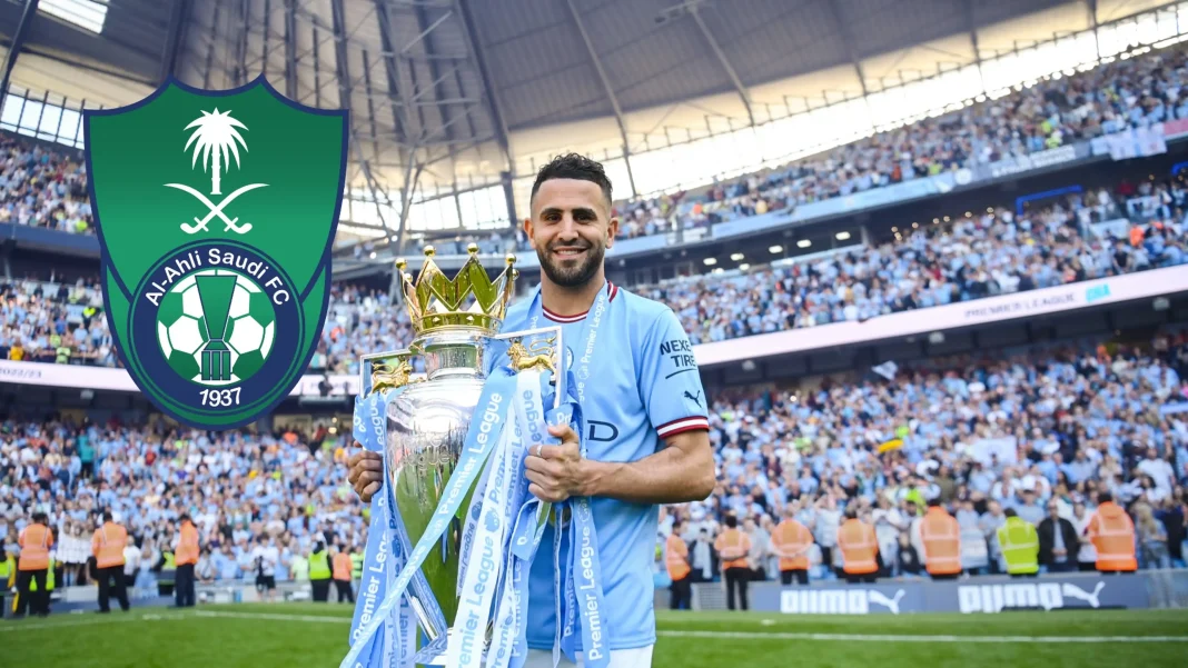 Avec l’argent qu’il va recevoir, Mahrez va mettre ses futures générations à l’abri… Riyad Mahrez avec le maillot d'Al Ahli et le trophée en main.